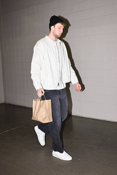 篮网四将伤退迎战湖人 球队陷9连败泥潭