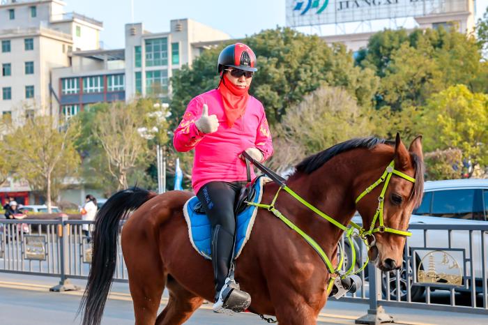 贾惠林盛装亮相都昌马术城市巡游 助力马术产业