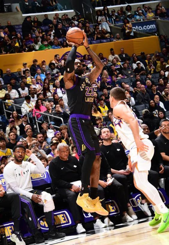 湖人季后赛对阵火箭前景分析：詹姆斯状态爆发