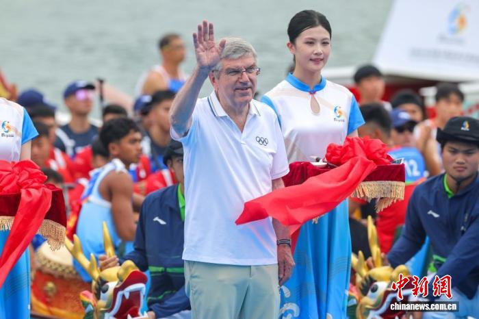 第六届亚沙会龙舟赛开赛 巴赫与霍震霆点睛 中国